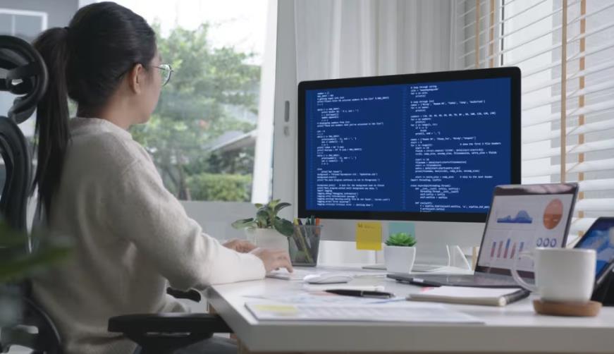 理县软件开发公司实战建议:网站赋能,为何必须接入支持机器人?